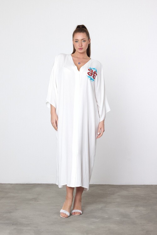 V038 Beyaz Çiçek Nakışlı Büyük Beden Gömlek Elbise