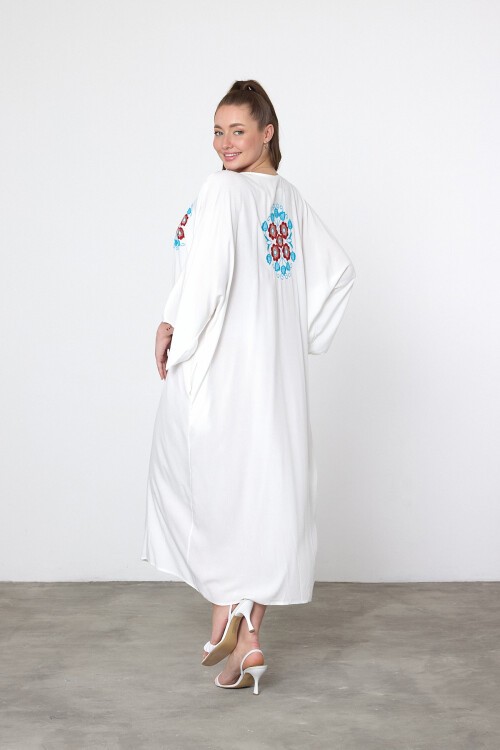 V038 Beyaz Çiçek Nakışlı Büyük Beden Gömlek Elbise