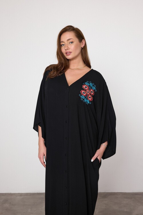 V038 Siyah Çiçek Nakışlı Büyük Beden Gömlek Elbise