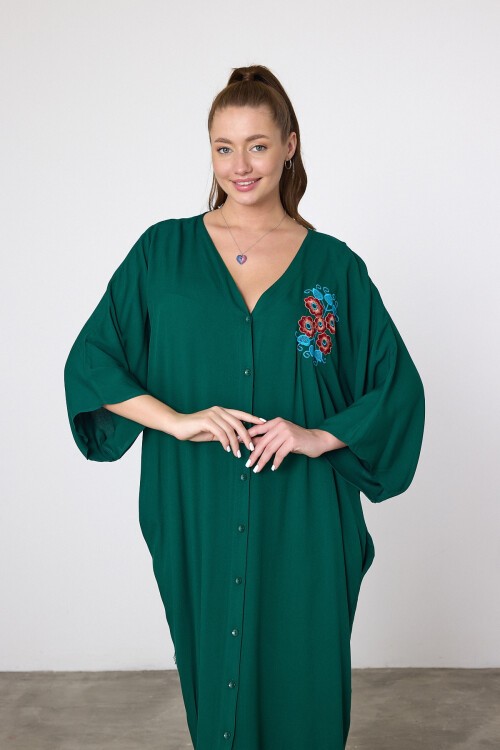 V038 Zümrüt Yeşili Çiçek Nakışlı Büyük Beden Gömlek Elbise