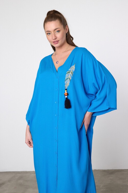 V039 Mavi Kuş Tüyü Nakış Püskül Detaylı Büyük Beden Gömlek Elbise