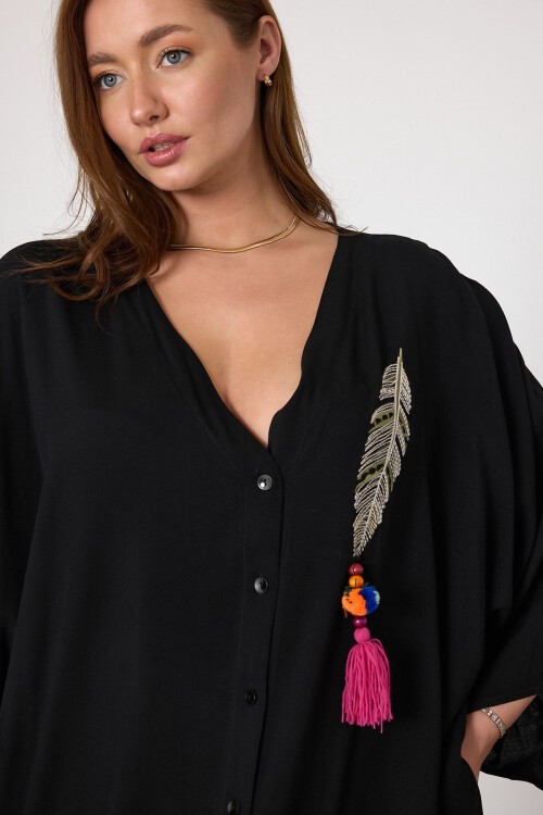 V039 Siyah Kuş Tüyü Nakış Püskül Detaylı Büyük Beden Gömlek Elbise