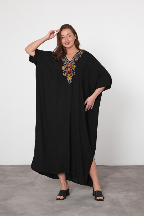 V047 Siyah Kadın V Yaka Nakış Detaylı Büyük Beden Elbise
