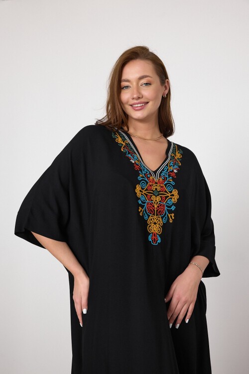 V047 Siyah Kadın V Yaka Nakış Detaylı Büyük Beden Elbise