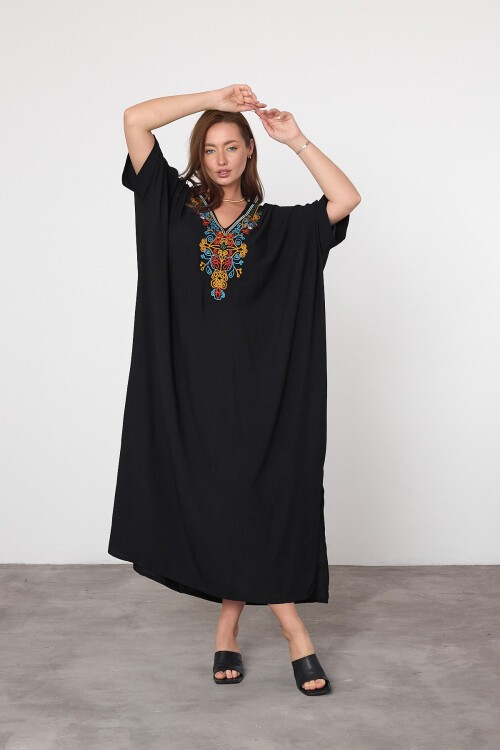 V047 Siyah Kadın V Yaka Nakış Detaylı Büyük Beden Elbise