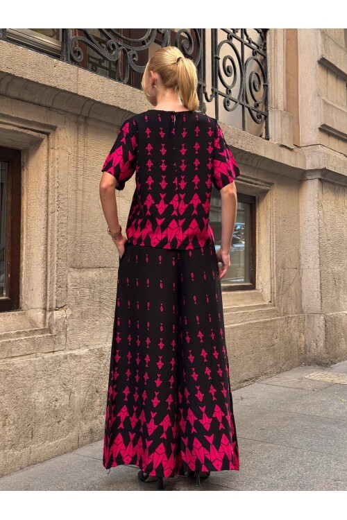 V201 Siyah Fuşya Balık Desenli Kısa Kol Bluz Pantolon Takım