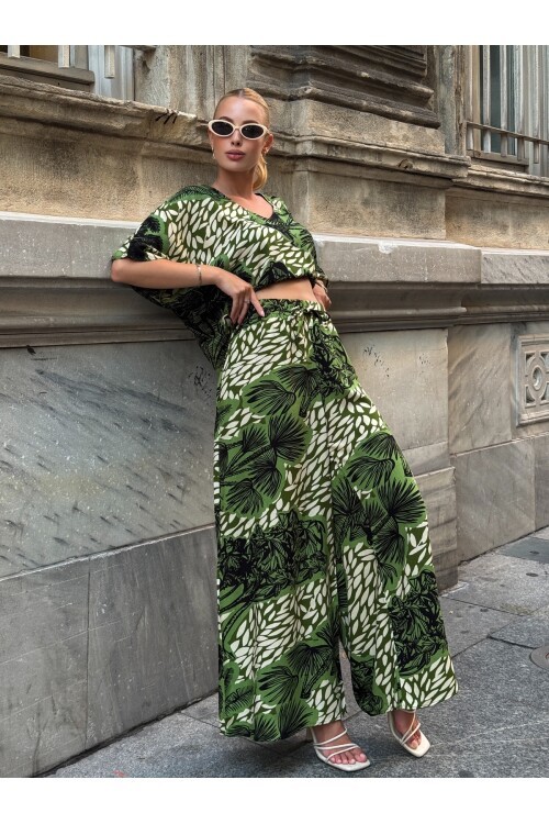 V205 Yeşil Floral Desen Kısa Kol Bluz Pantolon Takım