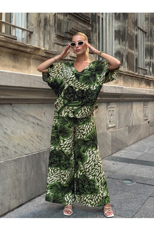 V205 Yeşil Floral Desen Kısa Kol Bluz Pantolon Takım
