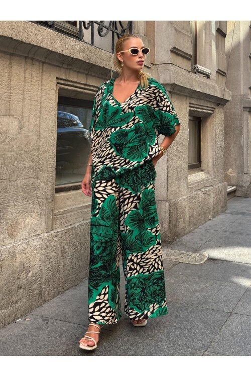 V205 Zümrüt Yeşil Floral Desen Kısa Kol Bluz Pantolon Takım