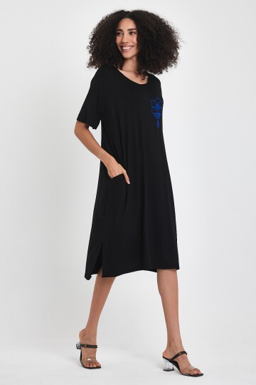 1023 Siyah Altın Nakışlı Sırt ve Cep Detaylı Penye Viskon Elbise