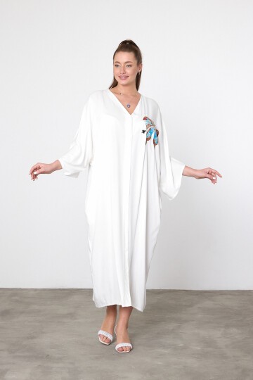 V048 Beyaz Kadın V Yaka Kelebek Nakış Detaylı Büyük Beden Gömlek Elbise