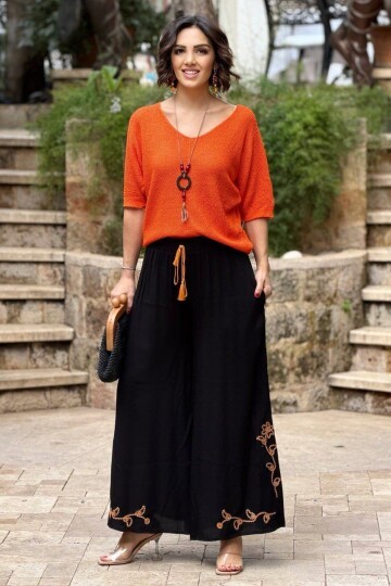 V251 Siyah Nakışlı Bol Paça Pantolon